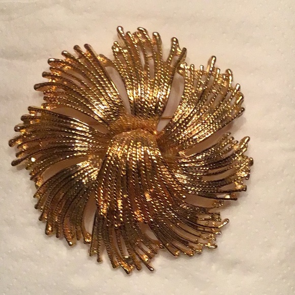 New Goldtone Brooch, 3 1/2” overall. - Picture 2 of 4